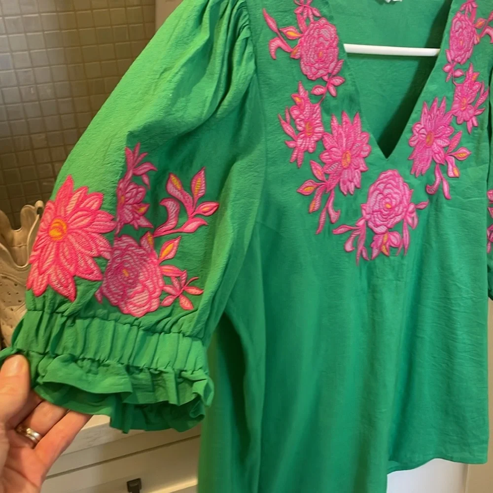 THML V-neck floral embroidery short. S - Picture 2 of 3